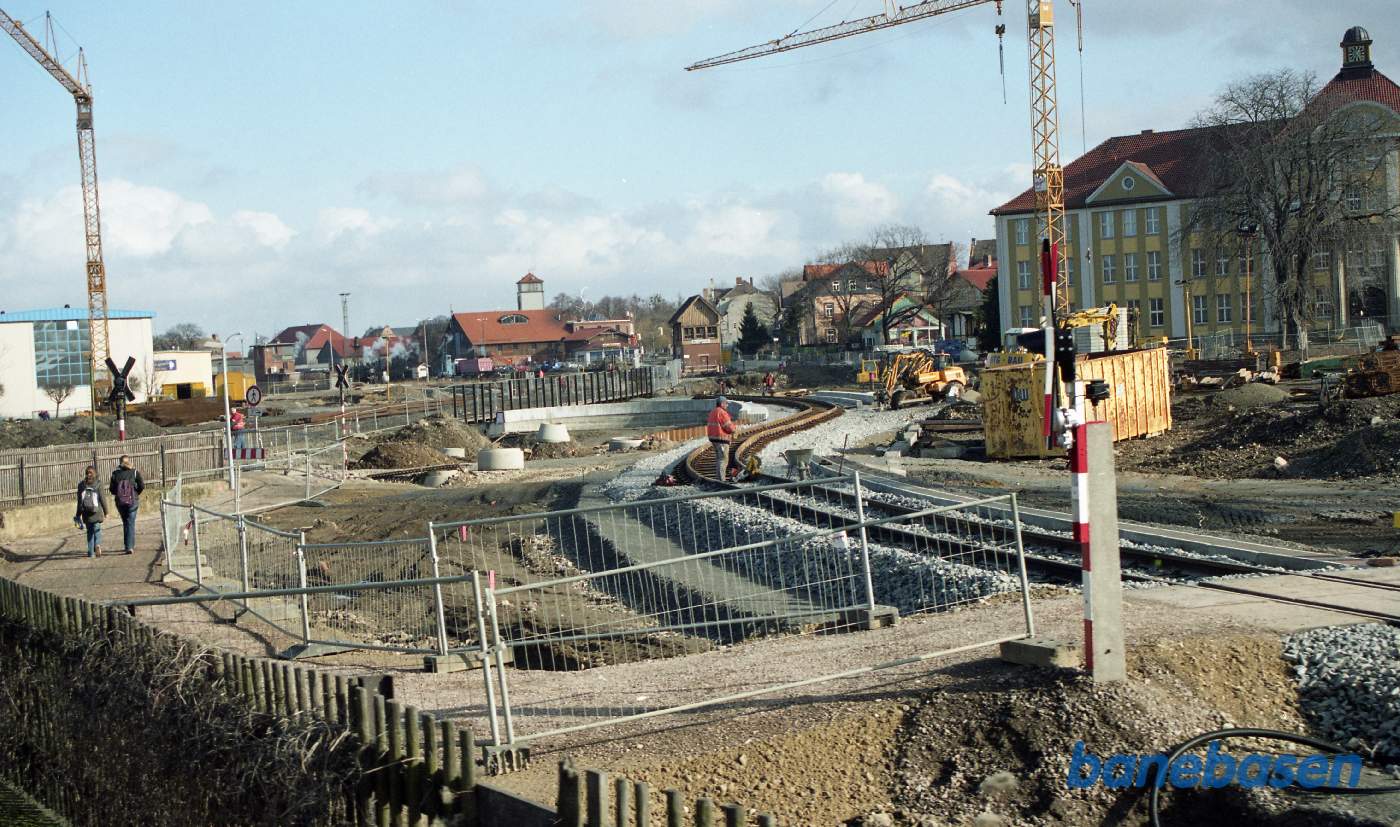 Den gamle niveau overkørsel skal nedlægges og i stedet bygges en tunnel. I den forbindelse må HSB sporet omlægges. Her ses det nye spor og den kommende vej lige til venstre herfor
