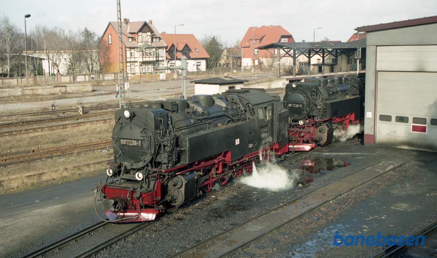 2 damplokomotiver udenfor remisen