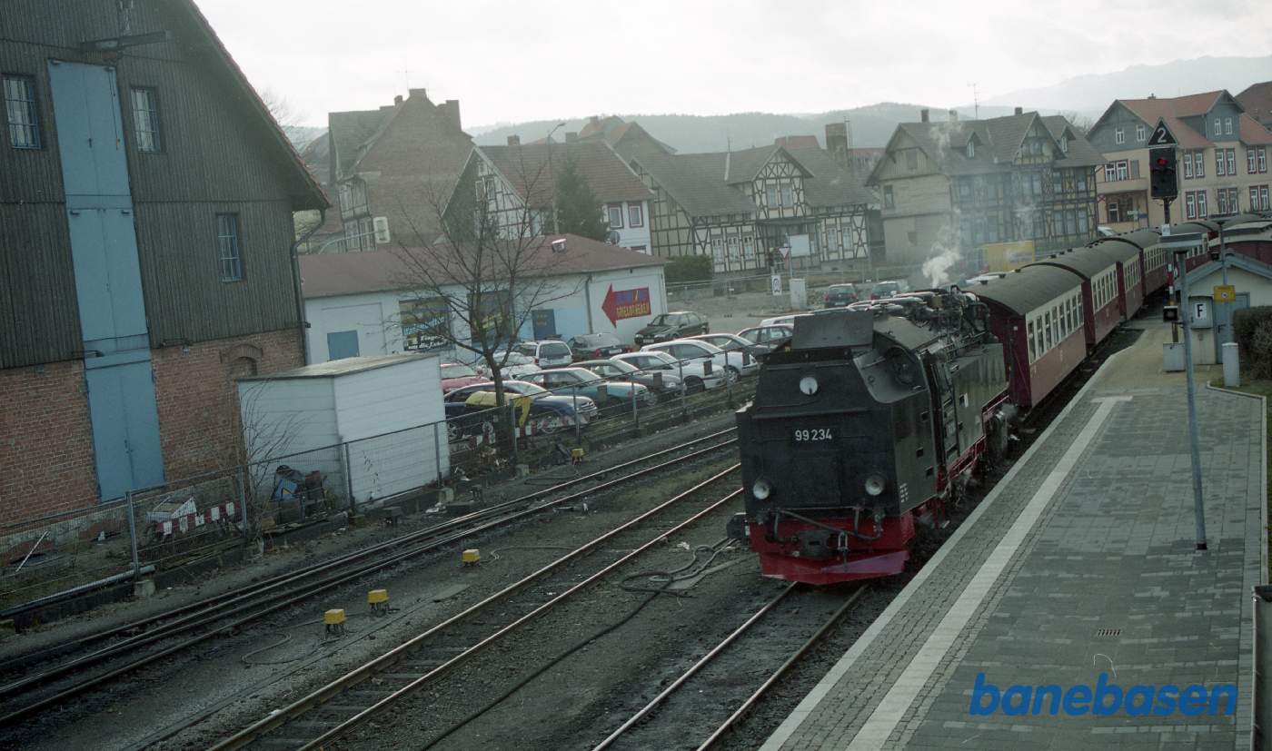 Persontog på vej ind på stationen, taget fra udsigtsplatformen for enden af perronen