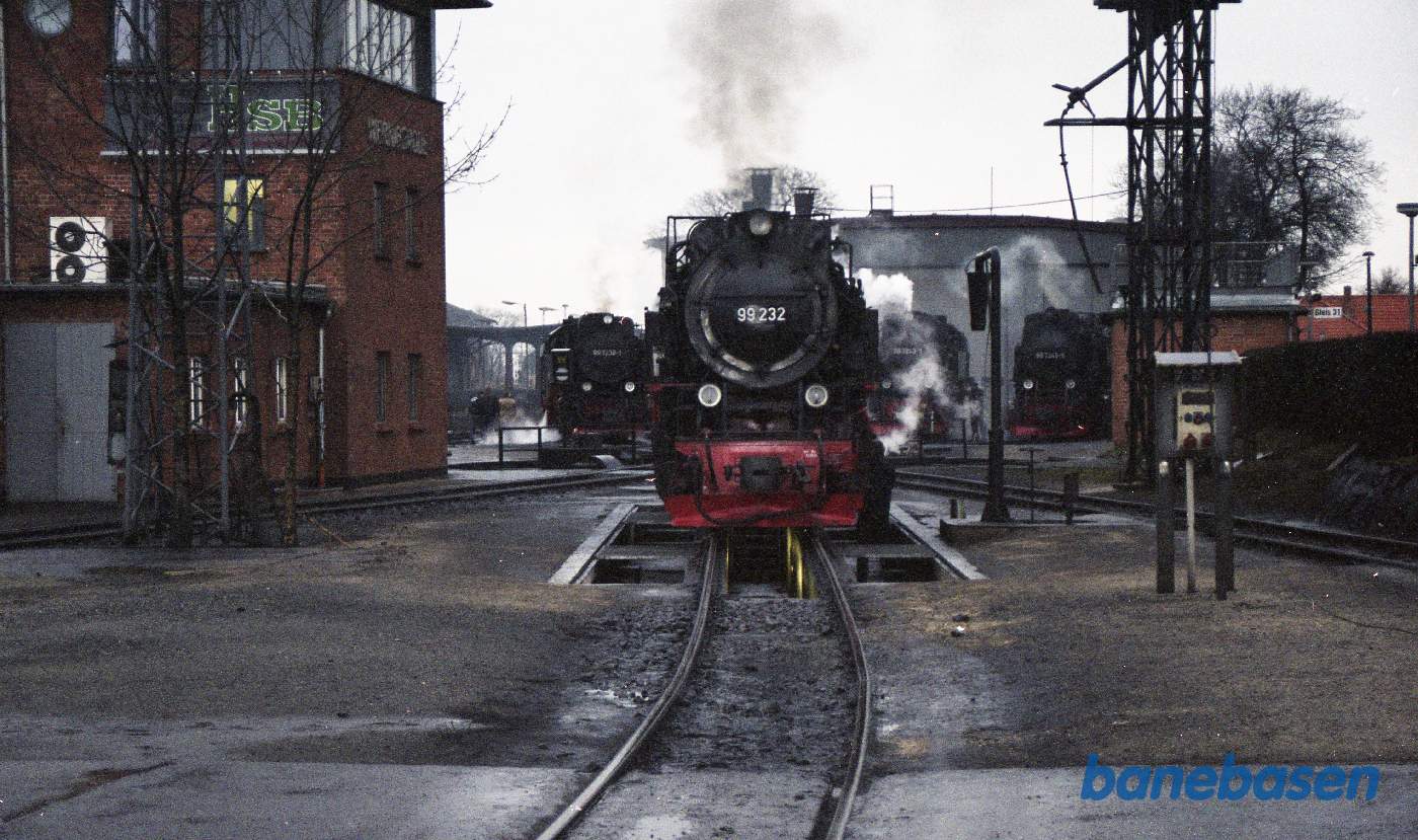 Damplokomotiv på maskindepotet holder over rense og smøregraven