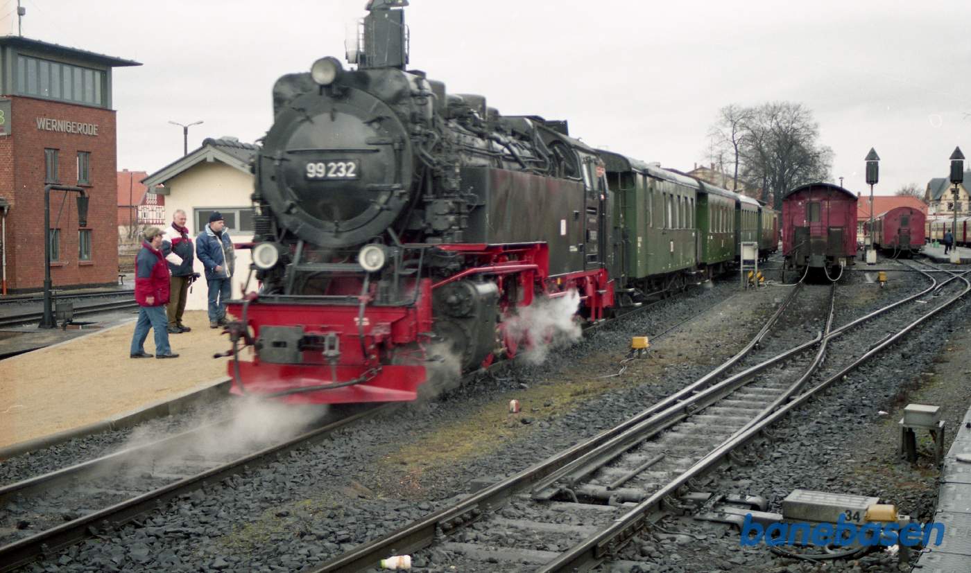 Persontog holder klar til afgang