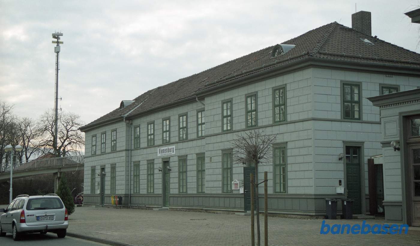 Stationsbygningen set fra gaden