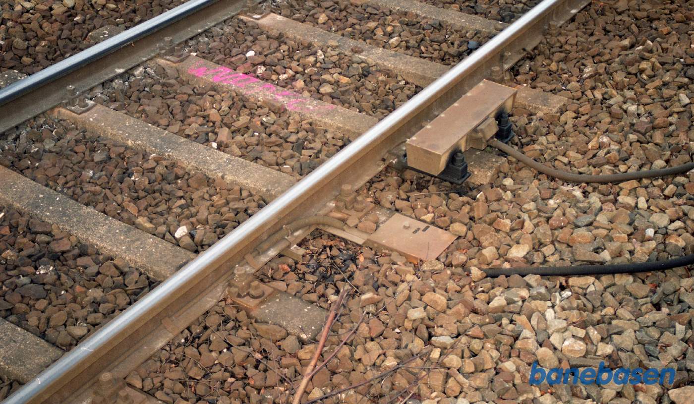 Billede af en INDUSI spormagnet, der kan nødbremse et tog