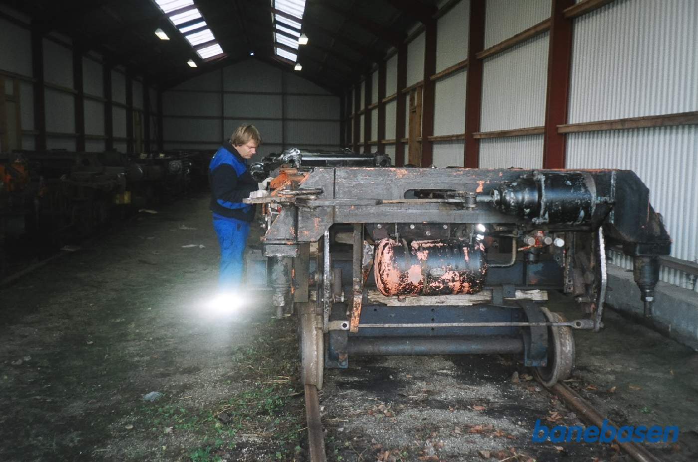 Bogierammerne står i "teltet" ved siden af malerværkstedet, op mod "Det gule Palæ". Rammerne afrenses og gøres klar til maling