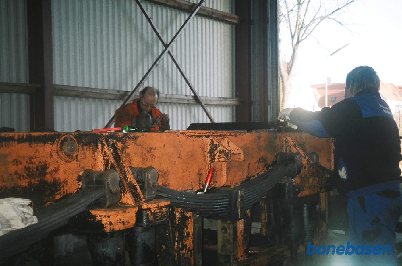 Bogierammerne står i "teltet" ved siden af malerværkstedet, op mod "Det gule Palæ". Rammerne afrenses og gøres klar til maling