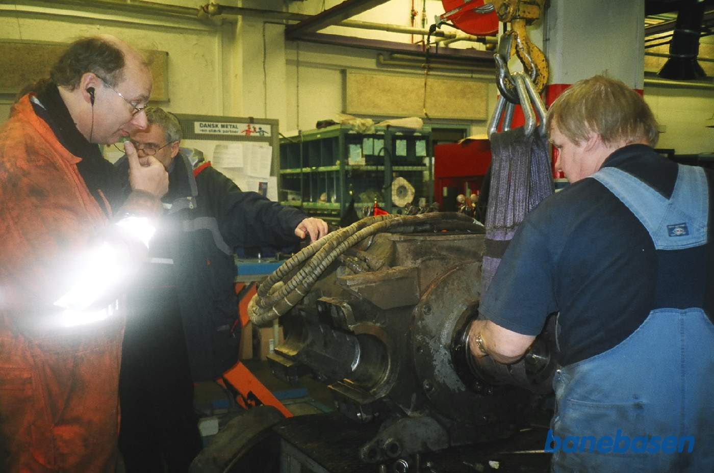 Banemotorerne skilles ad inde i banemotorværkstedet Banemotorerne skilles ad inde i banemotorværkstedet