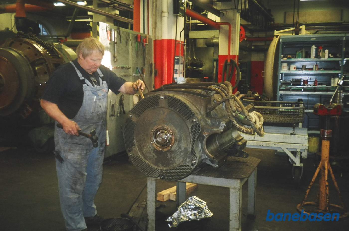 Banemotorerne skilles ad inde i banemotorværkstedet