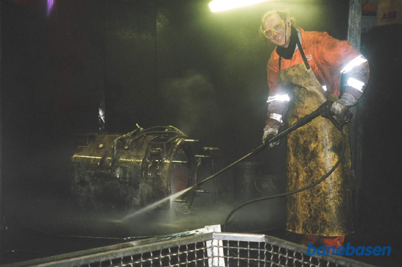 Banemotorerne vaskes rene i vaskekabinen inde i banemotorværkstedet Banemotorerne vaskes rene i vaskekabinen inde i banemotorværkstedet