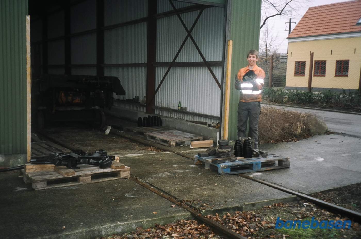 Fjedre, klodser mv. renses og efterses udenfor "teltet". Det er "Den gule by" der ses til højre