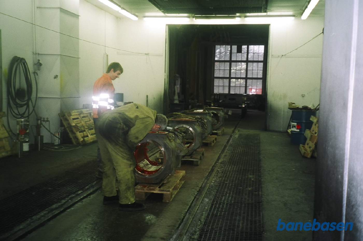 Banemotorerne males med rød isolationsmaling indvendigt Banemotorerne males med rød isolationsmaling indvendigt