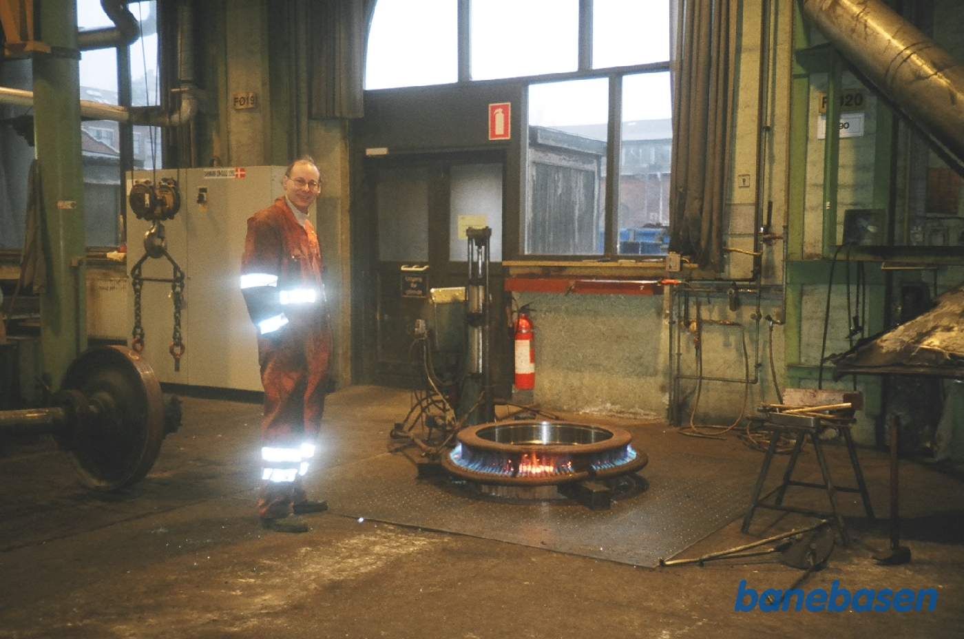 Hjulringen varmes op med gasbrændere, til den er rødglødende. Derefter kan hjul og aksel sænkes ned i hjulringen