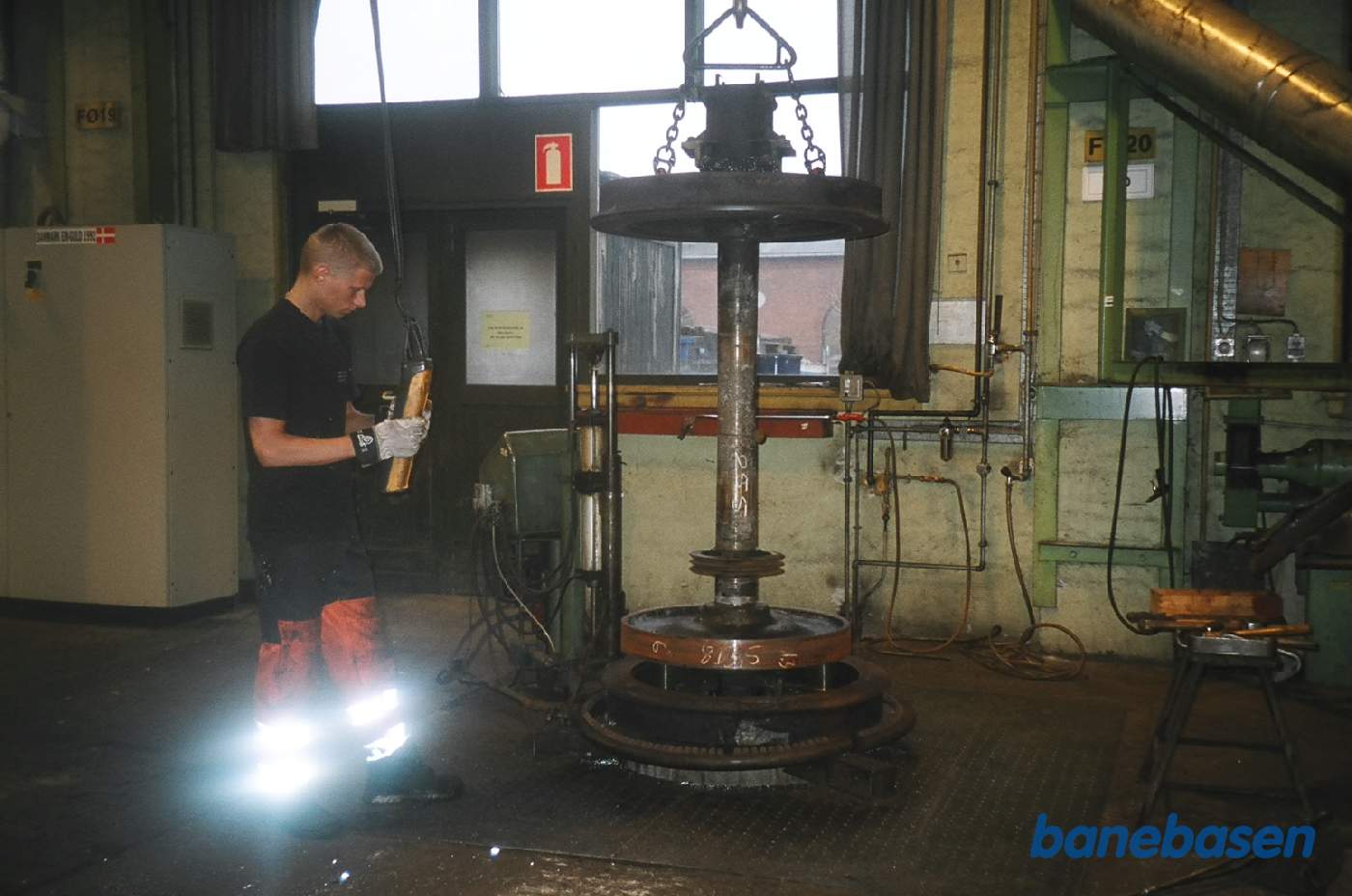 Hjulringen varmes op med gasbrændere, til den er rødglødende. Derefter kan hjul og aksel sænkes ned i hjulringen