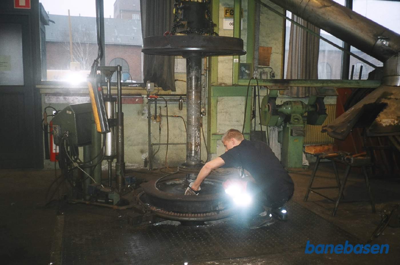 Hjulringen varmes op med gasbrændere, til den er rødglødende. Derefter kan hjul og aksel sænkes ned i hjulringen Hjulringen varmes op med gasbrændere, til den er rødglødende. Derefter kan hjul og aksel sænkes ned i hjulringen