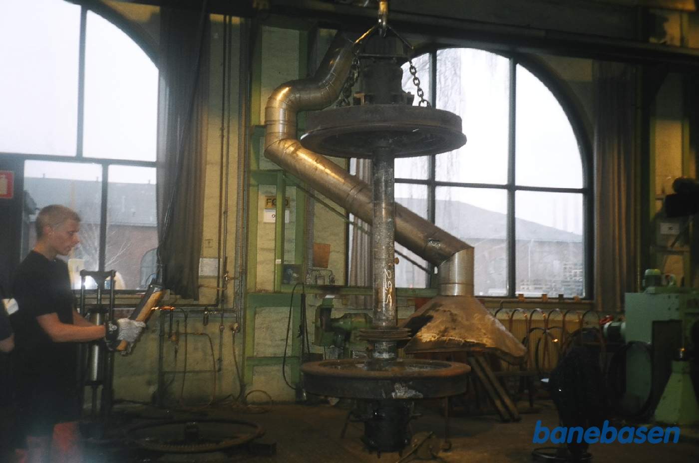 Hjulringen varmes op med gasbrændere, til den er rødglødende. Derefter kan hjul og aksel sænkes ned i hjulringen