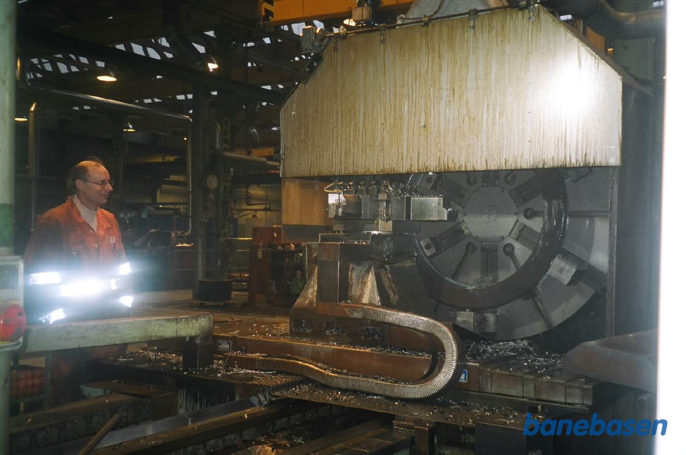 Hjulringene afdrejes på indersiden, så de har det korrekte mål og passer sammen med hjulets diameter