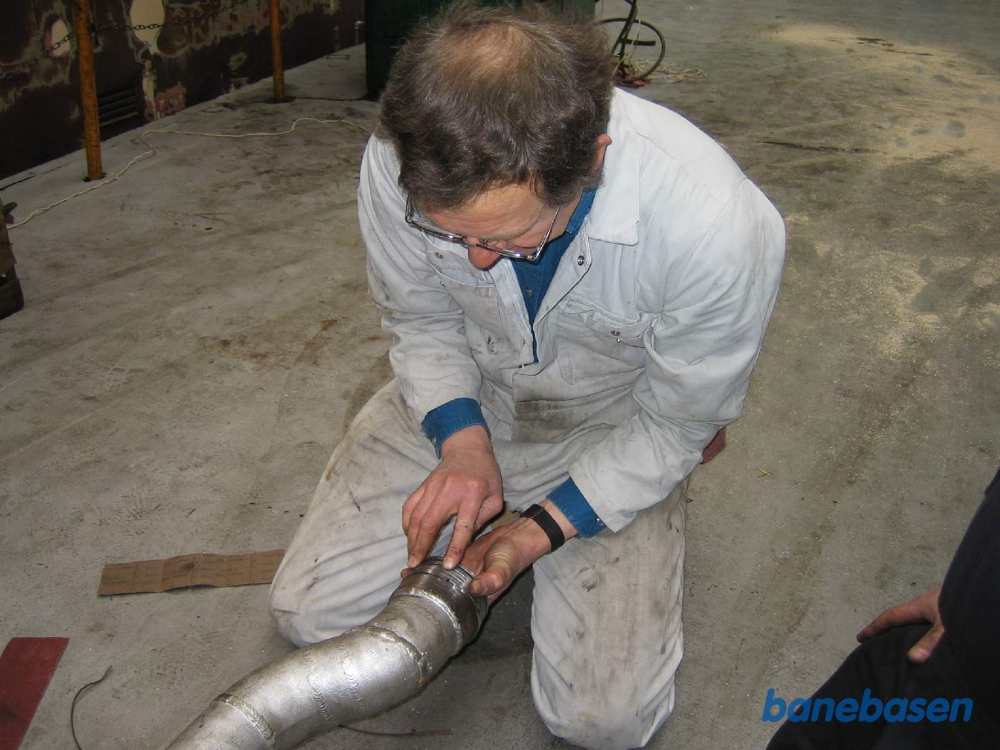 Udstødningsmanifollen på gulvet kontrolleres