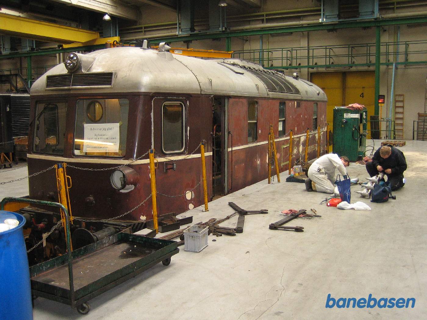 Udstødningsmanifollen på gulvet kontrolleres