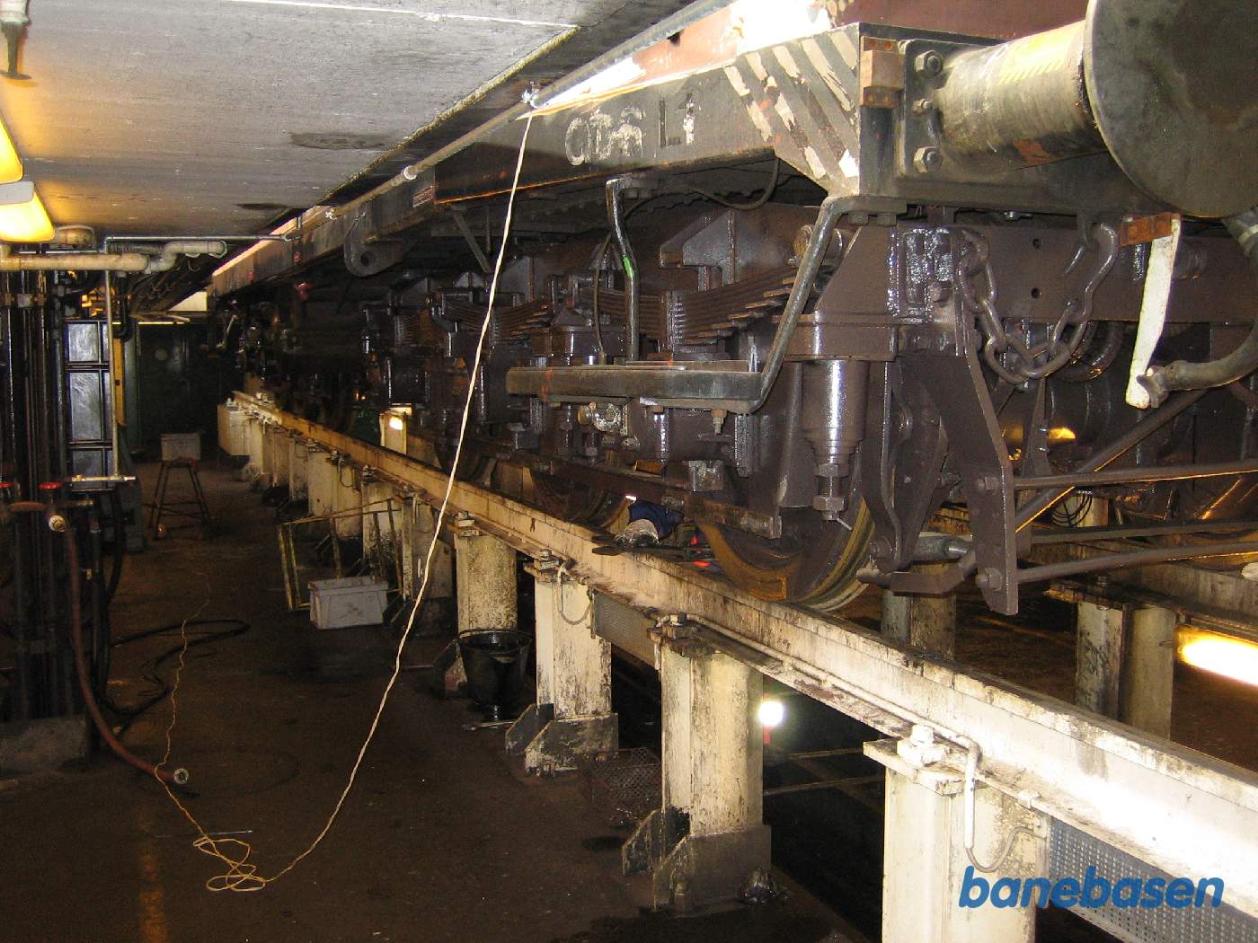 Lokomotivet set nedefra og fra siden. Et godt værksted, let at komme til al ting på lokomotivet