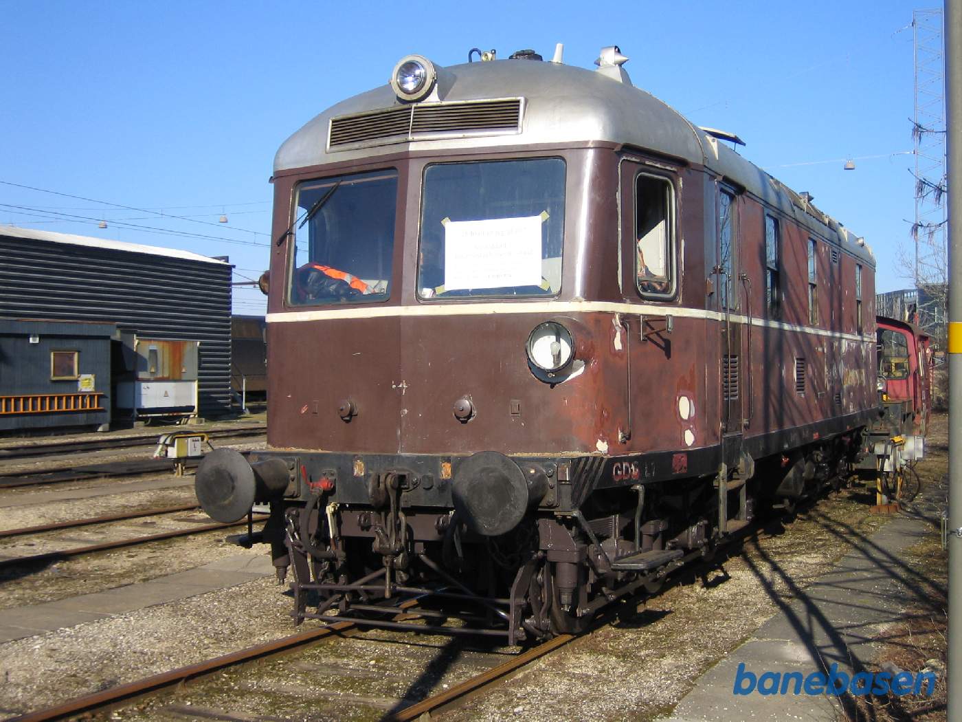 Det færdige lokomotiv på sidesporet ud mod Otto Busses Vej. Bygningen for afprøvning af diesellokomotiver ses til venstre og Fisketorvets store bygning ses bag L1 Det færdige lokomotiv på sidesporet ud mod Otto Busses Vej. Bygningen for afprøvning af diesellokomotiver ses til venstre og Fisketorvets store bygning ses bag L1