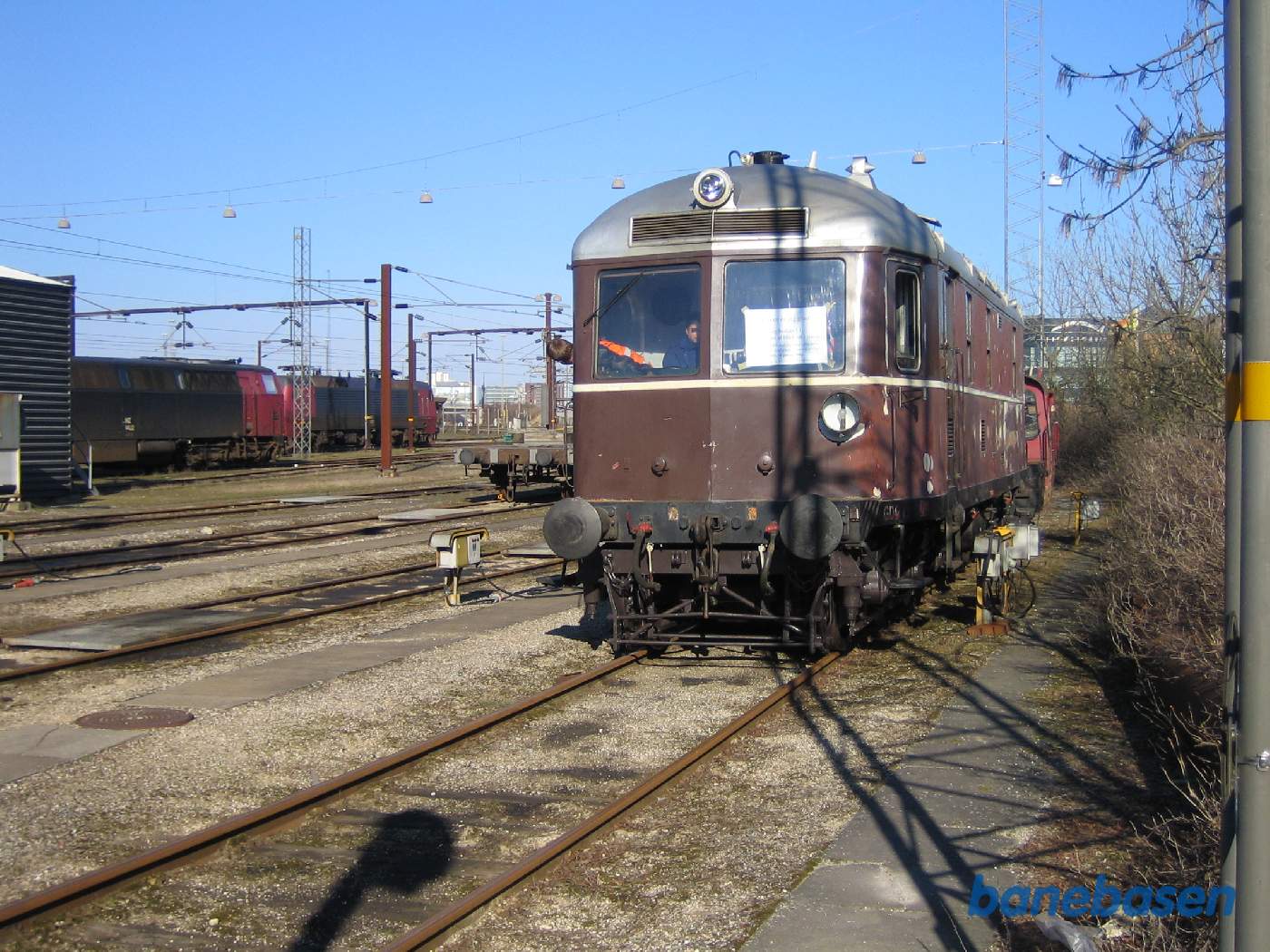 Det færdige lokomotiv på sidesporet ud mod Otto Busses Vej. Bygningen for afprøvning af diesellokomotiver ses til venstre og Fisketorvets store bygning ses bag L1 Det færdige lokomotiv på sidesporet ud mod Otto Busses Vej. Bygningen for afprøvning af diesellokomotiver ses til venstre og Fisketorvets store bygning ses bag L1