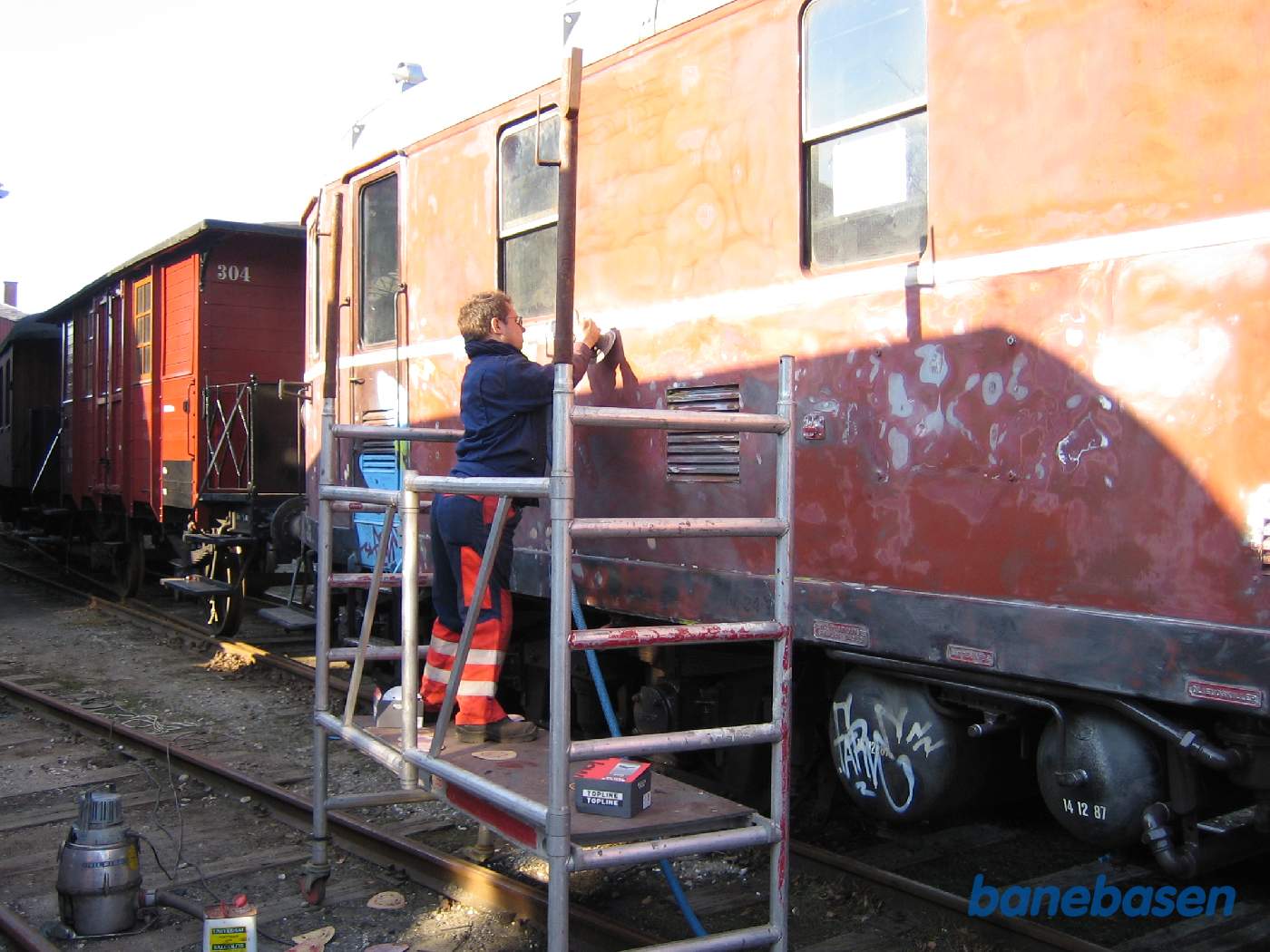Da lokomotivet var kommet til Græsted, gik vi i gang med at slibe den grimme graffiti, som vi fik i København
