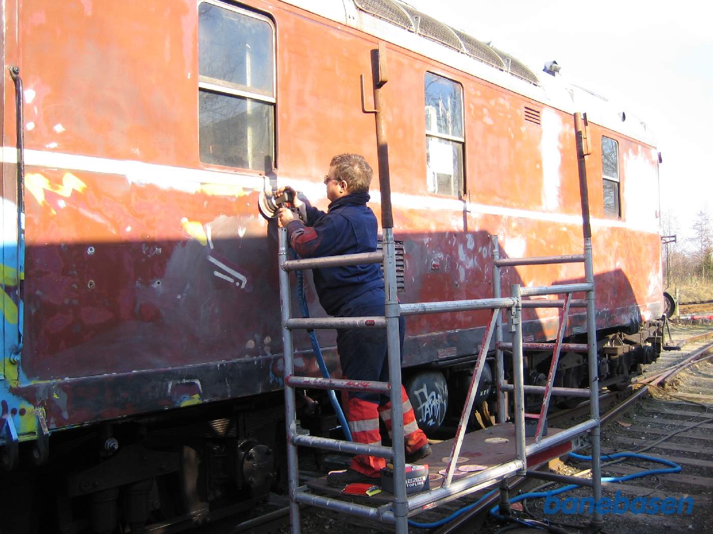 Da lokomotivet var kommet til Græsted, gik vi i gang med at slibe den grimme graffiti, som vi fik i København