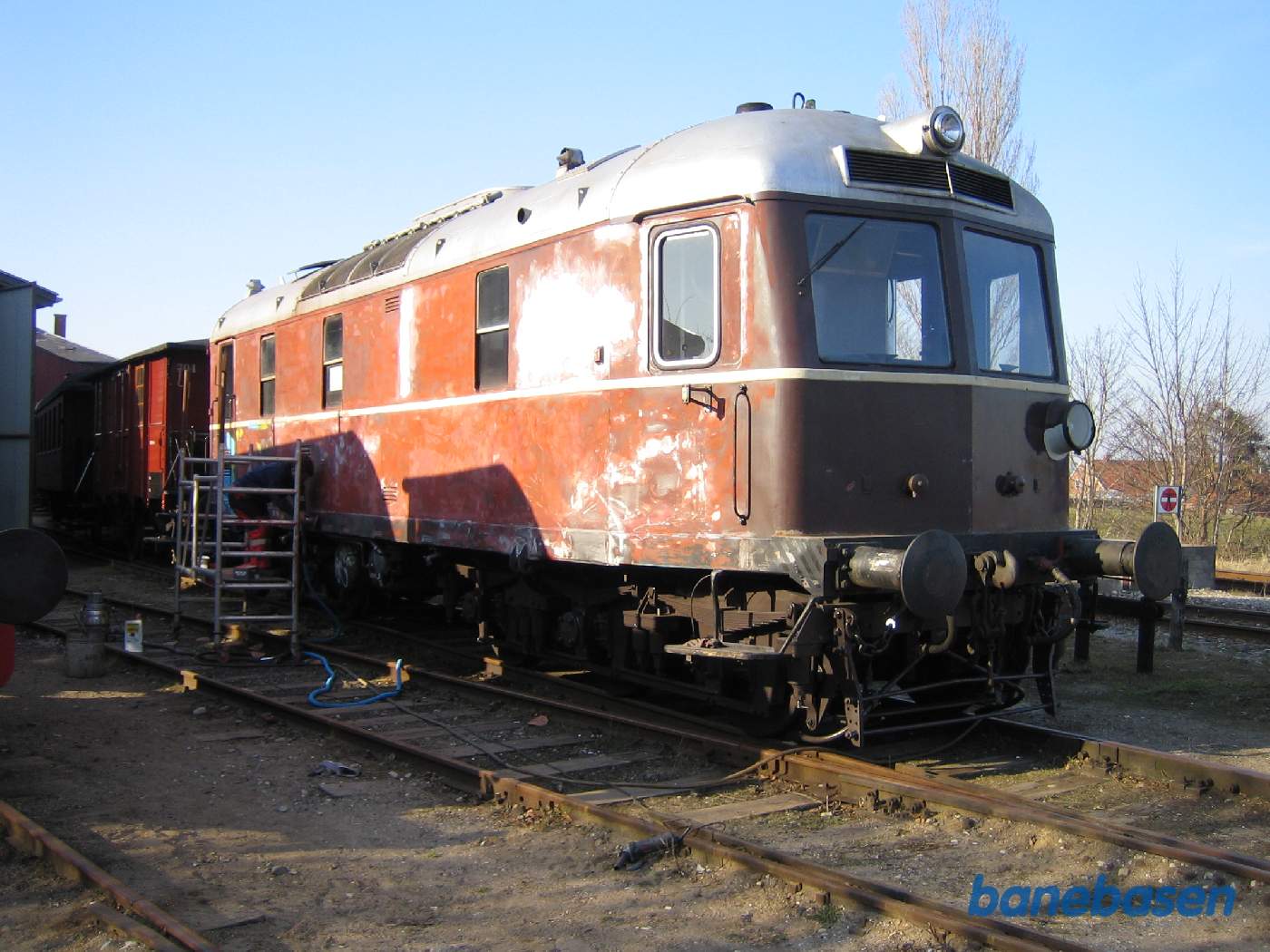 Da lokomotivet var kommet til Græsted, gik vi i gang med at slibe den grimme graffiti, som vi fik i København. Nu er lokomotivet klar til at blive malet med den speciel blandede maling, så den fik den originale MO farve fra 1952 Da lokomotivet var kommet til Græsted, gik vi i gang med at slibe den grimme graffiti, som vi fik i København. Nu er lokomotivet klar til at blive malet med den speciel blandede maling, så den fik den originale MO farve fra 1952