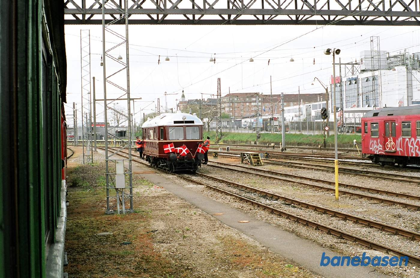 Lokomotivet omløber vognene på S-banens depot