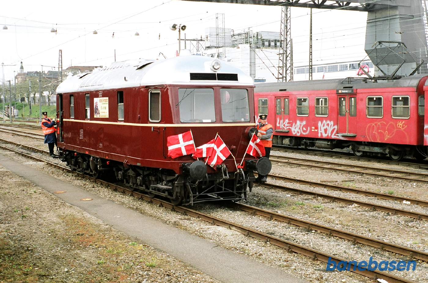 Lokomotivet omløber vognene på S-banens depot