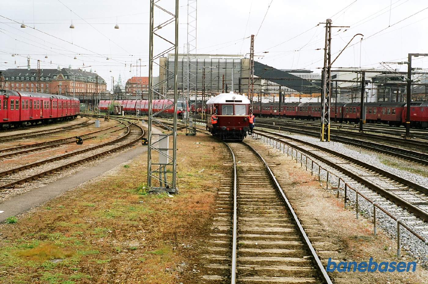 Lokomotivet omløber vognene på S-banens depot Lokomotivet omløber vognene på S-banens depot