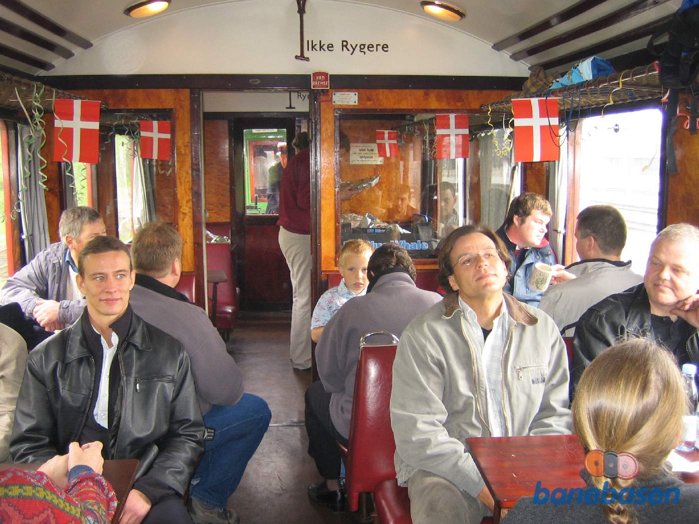 Togets vogne er fyldt med glade gæster der venter på at der skal serveres frokost i toget på vej til Helsingør