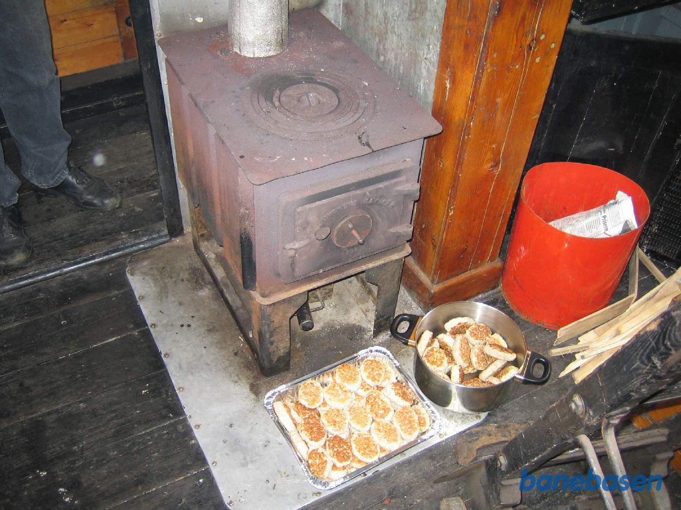 Frikadellerne lunes på det lille komfur