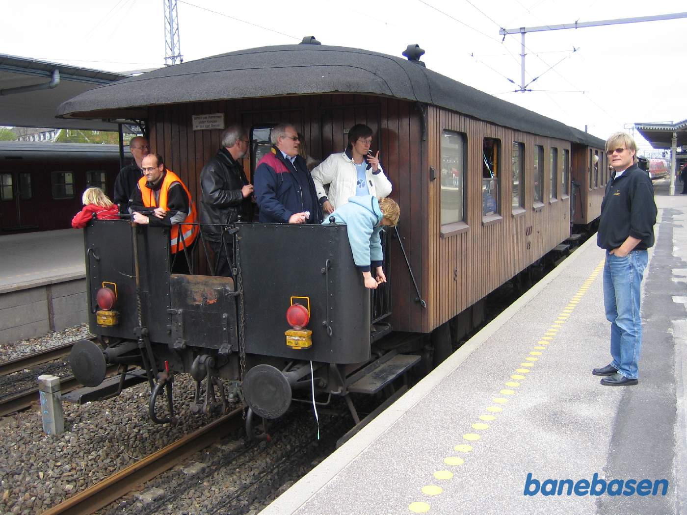 Glade gæster på Hellerup station spor 3, hvor toget venter på at køre fra S-banen ud på Kystbanen