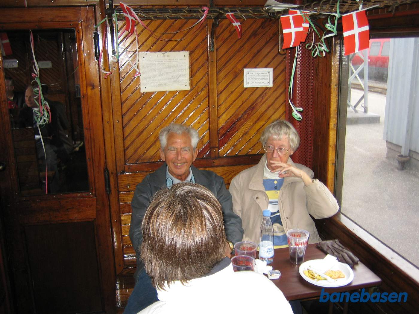 Togets vogne er fyldt med glade gæster der venter på at der skal serveres frokost i toget på vej til Helsingør