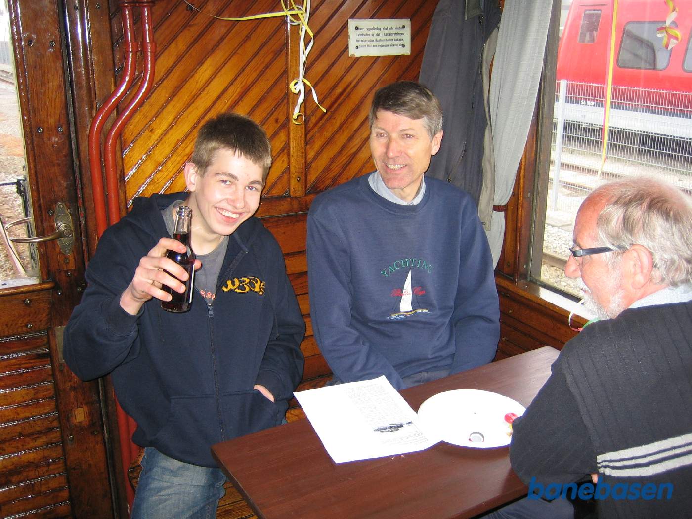 Togets vogne er fyldt med glade gæster der venter på at der skal serveres frokost i toget på vej til Helsingør