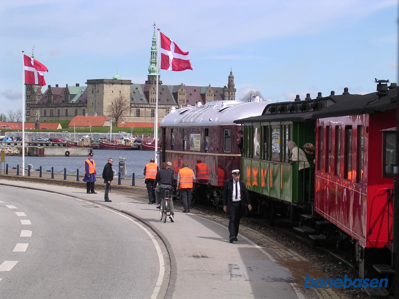 Toget kører meget langsomt gennem de skarpe havnekurver mens personalet tjekker, at der ikke er noget der klemmer. Det er første gang L 1 er på havnen, så det er samtidig en prøvekørsel