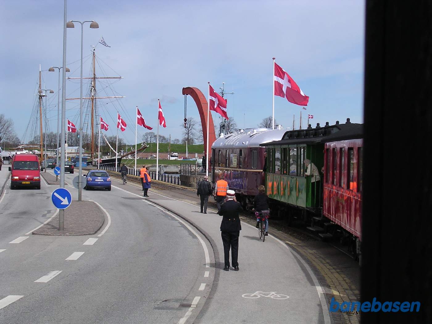 Toget kører meget langsomt gennem de skarpe havnekurver mens personalet tjekker, at der ikke er noget der klemmer