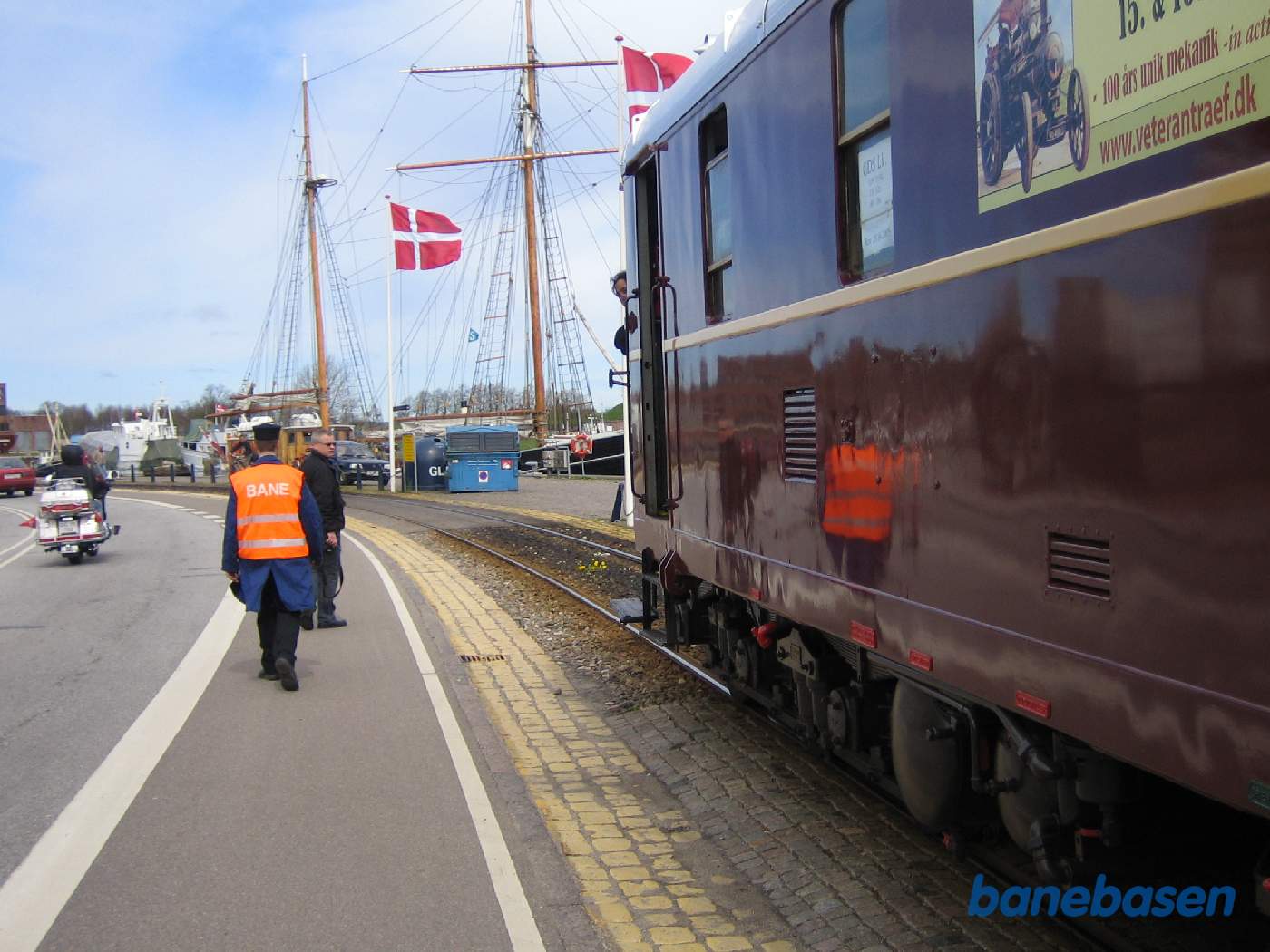 Toget kører meget langsomt gennem de skarpe havnekurver mens personalet tjekker, at der ikke er noget der klemmer