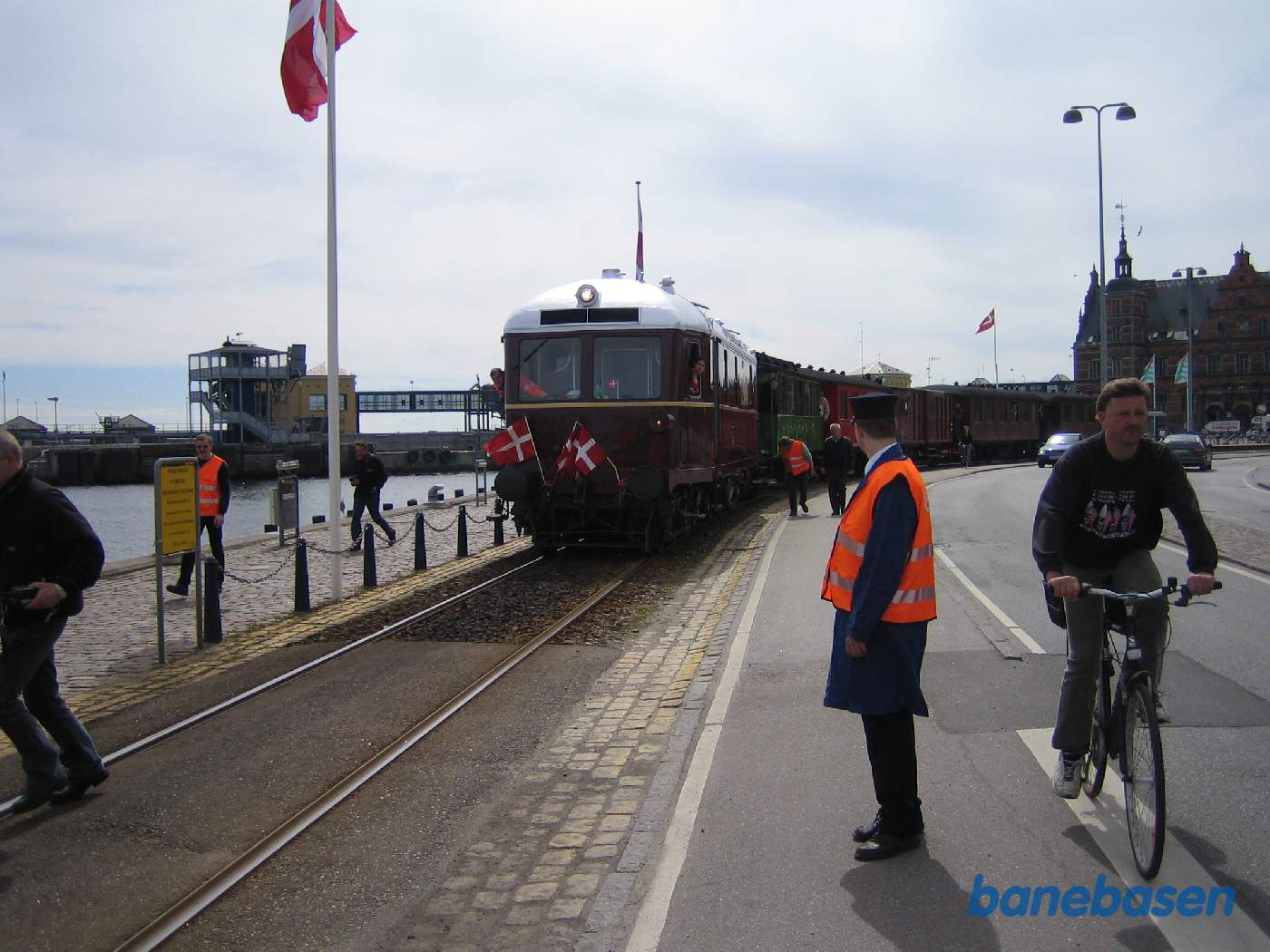 Toget kører meget langsomt gennem de skarpe havnekurver mens personalet tjekker, at der ikke er noget der klemmer