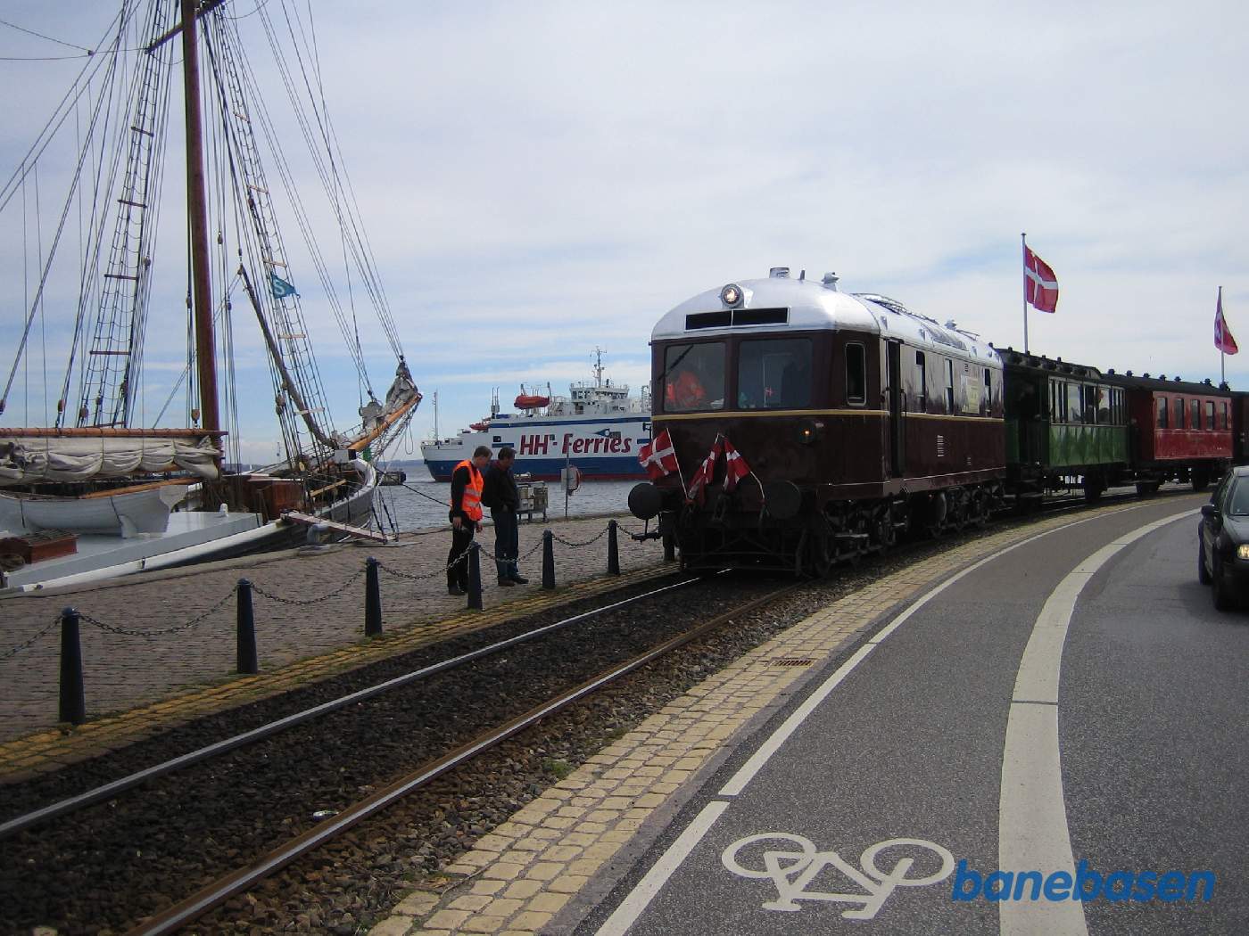 Toget kører meget langsomt gennem de skarpe havnekurver mens personalet tjekker, at der ikke er noget der klemmer
