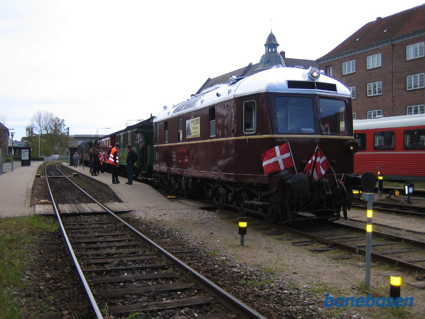 Toget holder på Grønnehave station mens koblingerne strammes op (over havnen med de skarpe kurver løsnes koblingerne) Toget holder på Grønnehave station mens koblingerne strammes op (over havnen med de skarpe kurver løsnes koblingerne)