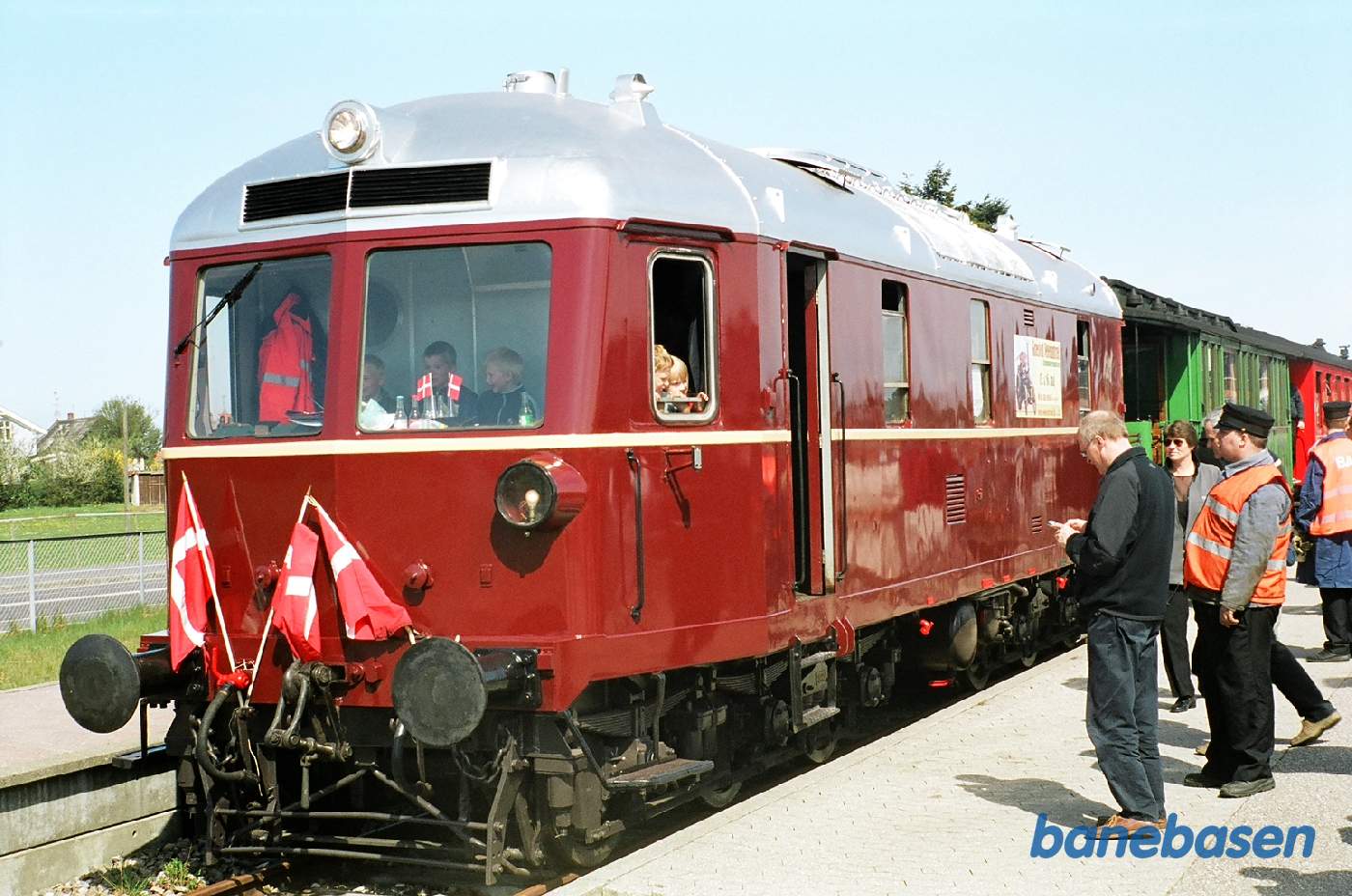 Toget holder på Gilleleje station, hvor der skal tages billeder mv.