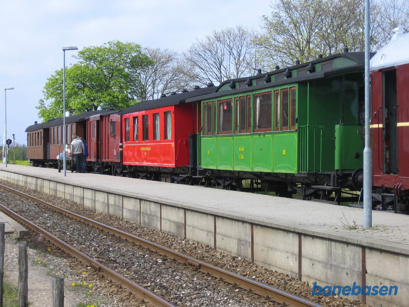 Toget ved perron i spor 2, pakvognen tømmes for mad og drikke