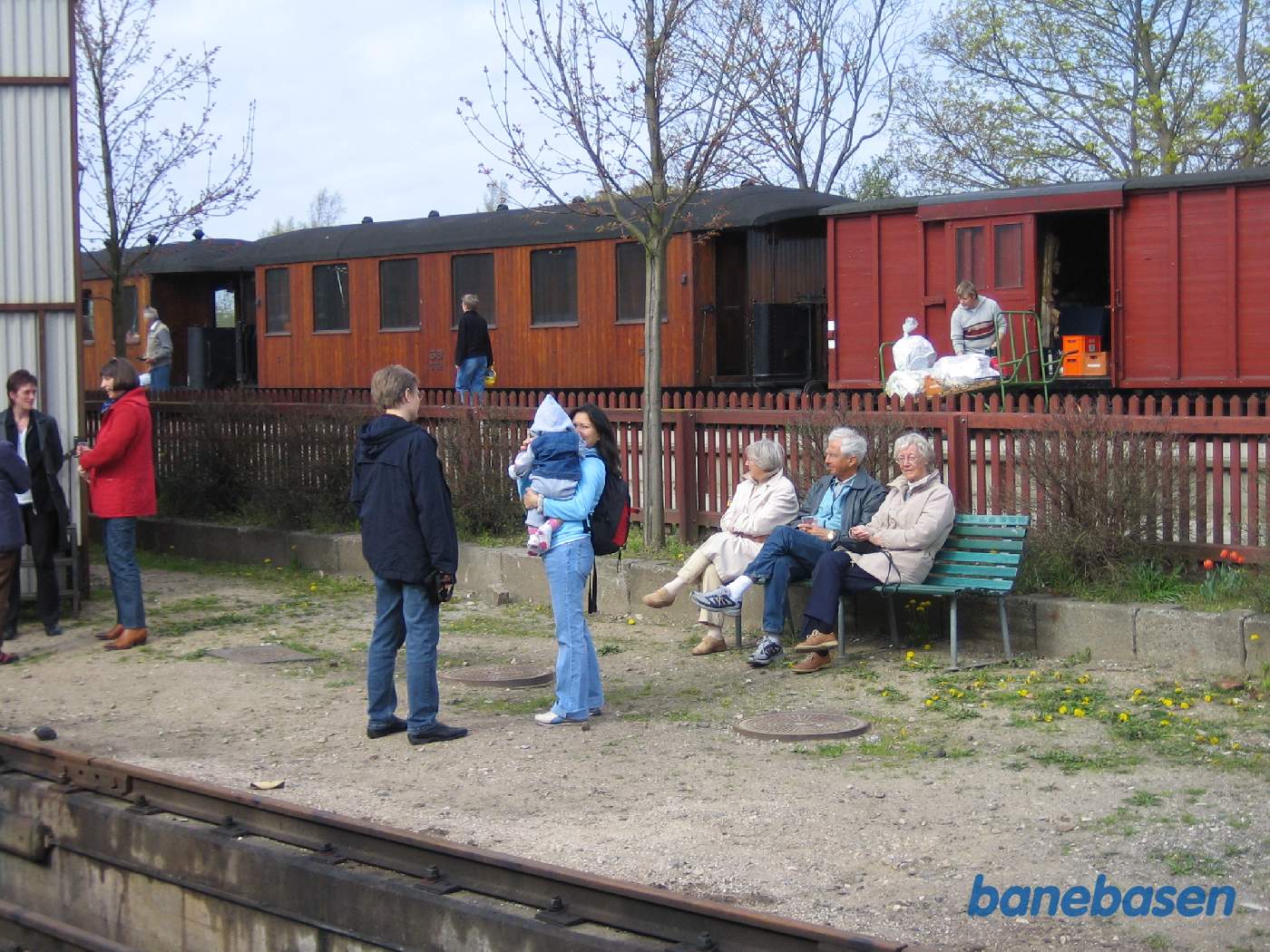 Eftermiddags hygge foran remisen. I spor 2 tømmes pakvognen for mad og drikke