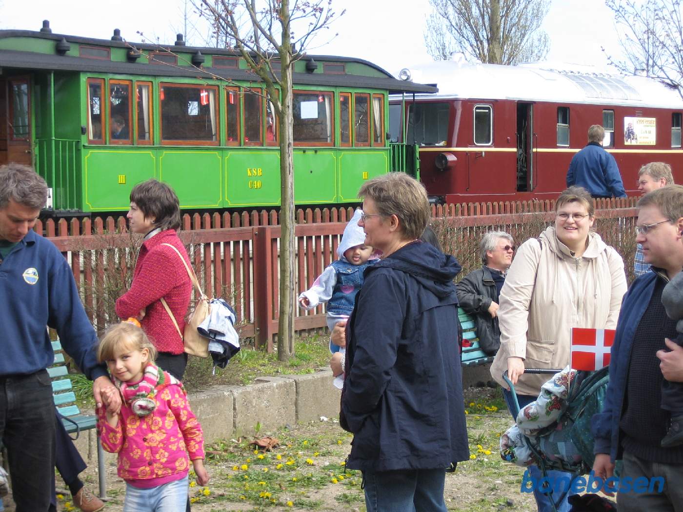 Eftermiddags hygge foran remisen. I spor 2 holder fødselsdagstoget stadig