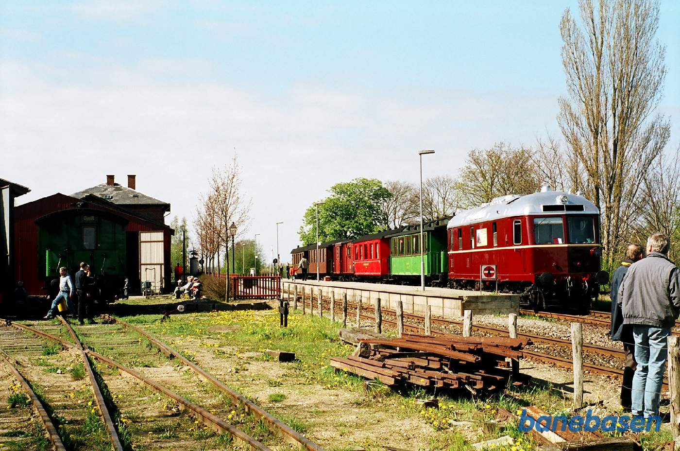 Eftermiddags hygge foran remisen. I spor 2 holder fødselsdagstoget stadig