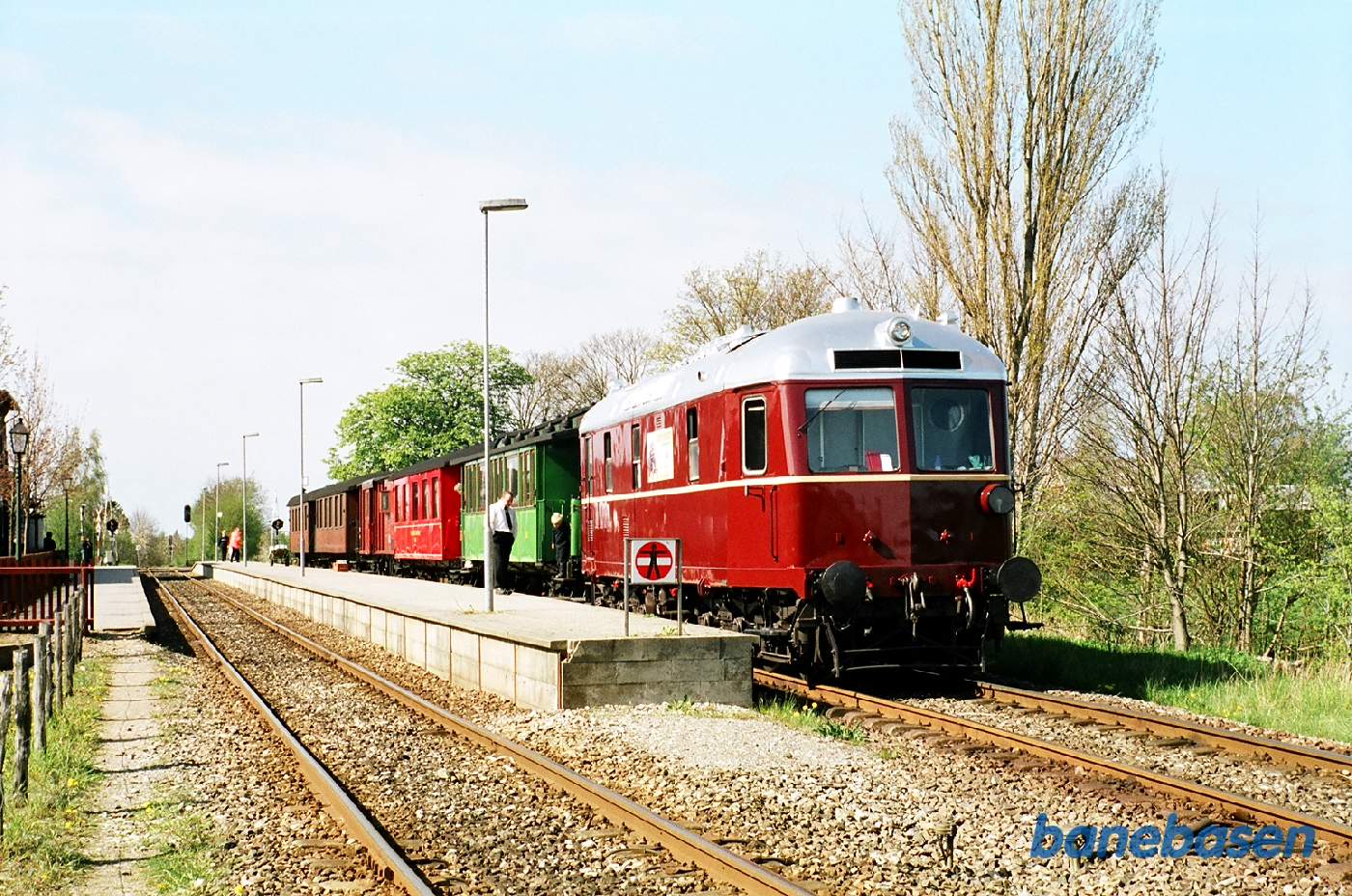 Eftermiddags hygge foran remisen. I spor 2 holder fødselsdagstoget stadig