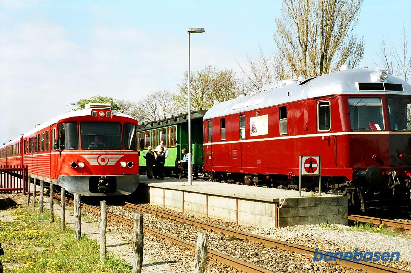 Et GDS Y-tog passerer fødselsdagstoget i spor 2