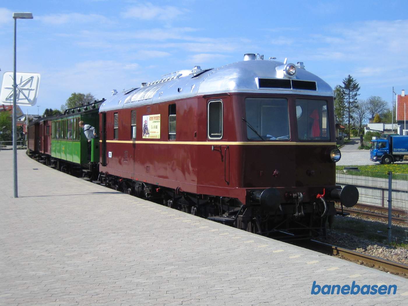 Særtog til Tisvildeleje på vej tilbage mod Græsted, her ved perron i Helsinge Særtog til Tisvildeleje på vej tilbage mod Græsted, her ved perron i Helsinge