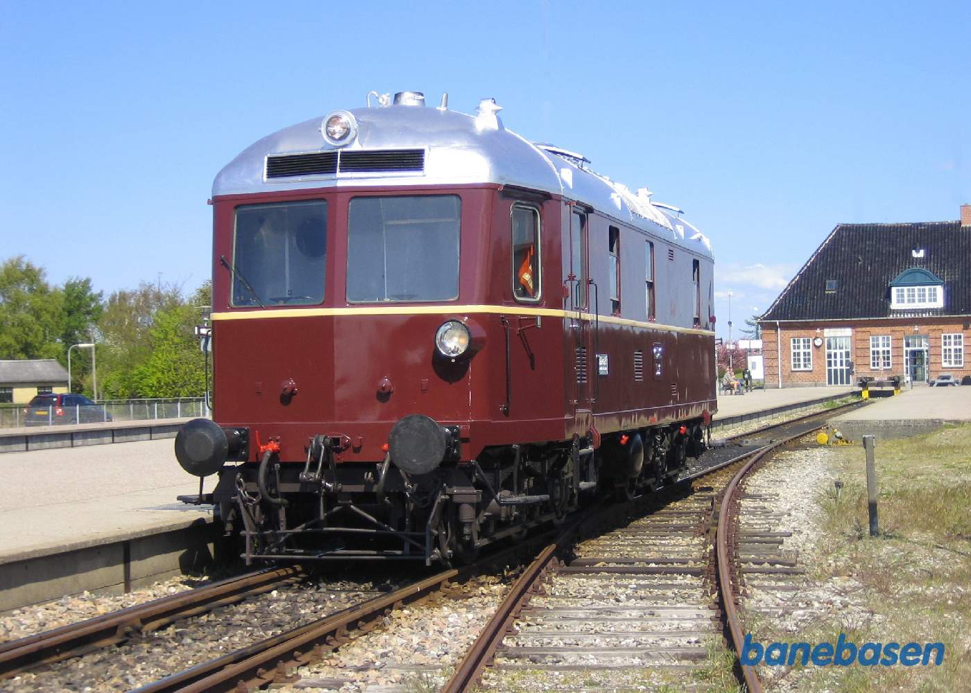 Et nymalet diesellokomotiv ved perron